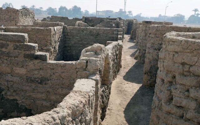 Egyptian archaeologists hail discovery of 3,000-year-old lost city