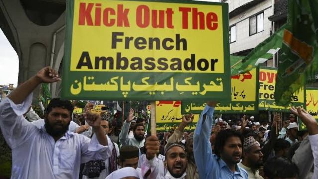 Pakistan blocks social media amid anti-France protests