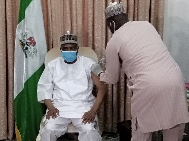 Gov. Tambuwal, Deputy take COVID-19 vaccine in Sokoto